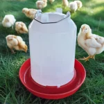 Adapatoare pasari curte 8 litri — detaliu recipient plastic rezistent pentru utilizare la sol sau suspendat
